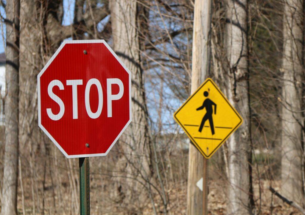 le corps dit stop, ne peut plus avancer, avec des douleurs, des tensions et autres mots physiques. Panneaux homme qui marche et stop