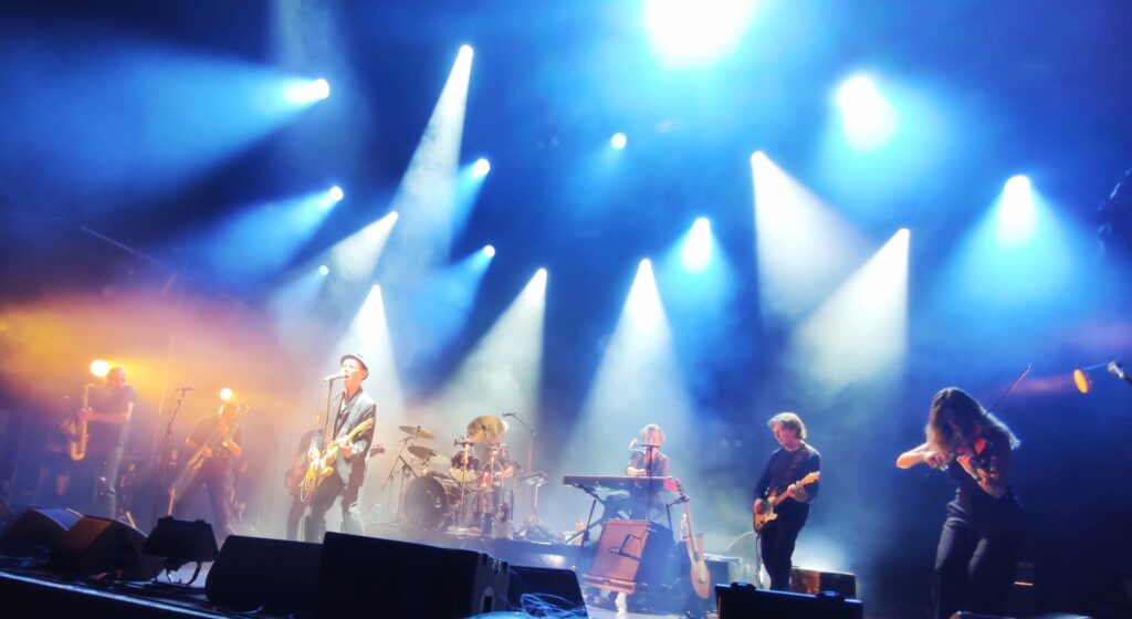 Les Têtes Raides en concert à Chanteix, devant un public venu écouter le groupe